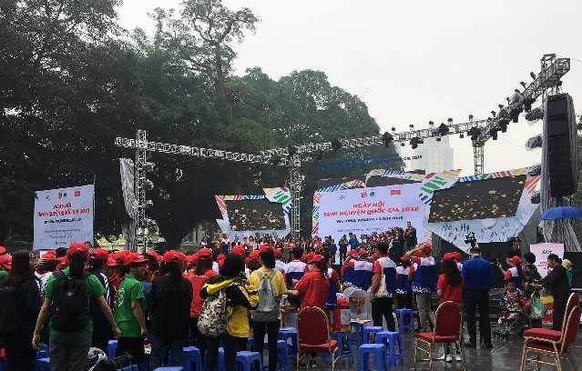 Đông đảo tình nguyện viên tới tham dự Đông đảo tình nguyện viên tới tham dự