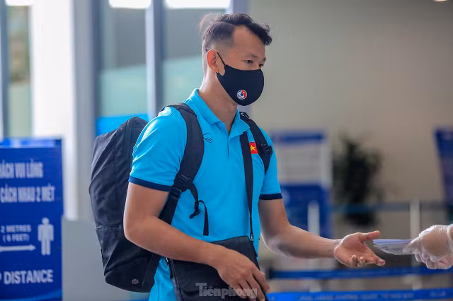 Sự trở lại của thủ môn Tấn Trướng sau một mùa giải thi đấu ấn tượng cho CLB Hà Nội.