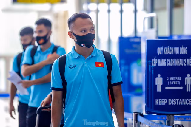 Đội tuyển Việt Nam lên đường sang UAE "vượt ải" vòng loại World Cup 2022 ảnh 2