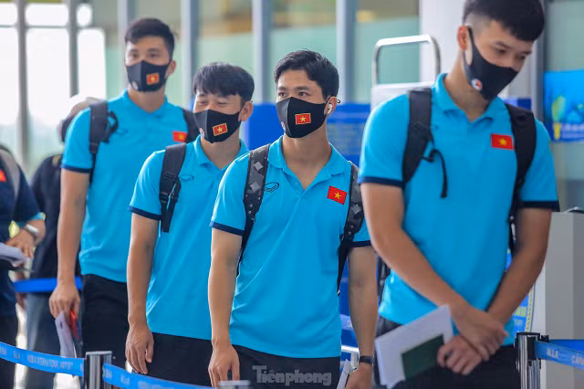 Các cầu thủ đều tuân thủ quy định đững giãn cách trong lúc chờ làm thủ tục.