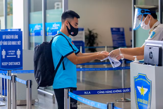 Khi đặt chân tới sân bay Dubai và làm thủ tục nhập cảnh, tất cả các thành viên đội tuyển sẽ thêm một lần nữa được lấy mẫu xét nghiệm RT-PCR. Tuy nhiên, toàn đội sẽ không phải ở lại sân bay để chờ kết quả mà sẽ được BTC địa phương bố trí xe bus đưa thẳng về khách sạn và cách ly tại đây cho đến khi có kết quả xét nghiệm. Thời gian chờ kết quả sẽ không vượt quá 24 tiếng.