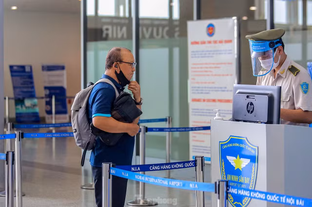 HLV Park Hang Seo cùng BHL là những người làm thủ tục cuối cùng.