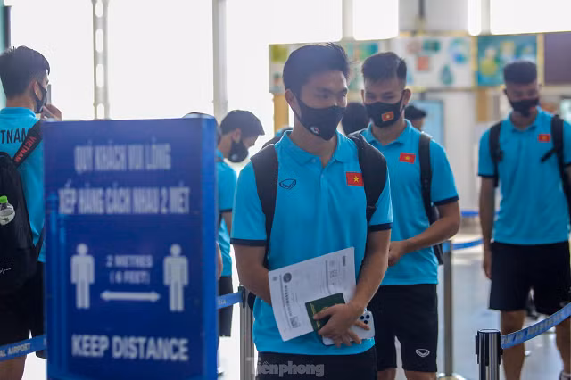 Cũng do ảnh hưởng của dịch COVID-19, AFC đã điều chỉnh qui định về đăng ký danh sách cầu thủ. Theo đó, các đội tuyển sẽ chốt danh sách 23 cầu thủ từ danh sách đăng ký ban đầu với thời hạn cuối là 90 phút trước mỗi trận đấu. Như vậy, toàn bộ 30 cầu thủ ĐT Việt Nam có mặt tại UAE đều có cơ hội ra sân tùy thuộc vào chiến thuật về sử dụng nhân sự của BHL cho từng trận đấu.