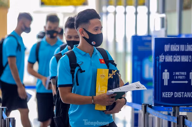 Hồng Duy "tay xách nách mang" sang UAE.