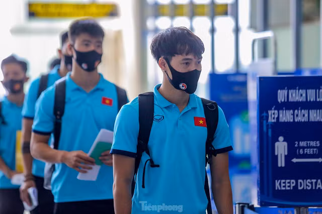 Văn Toàn với kiểu tóc "gợn sóng".