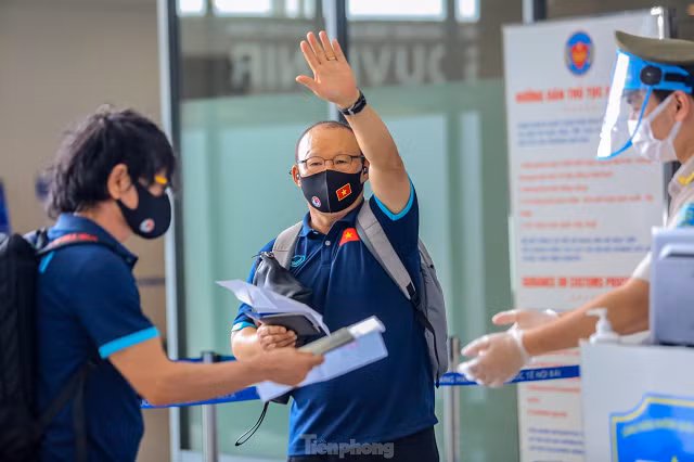 Ông thầy người Hàn vẫy tay chào trước khi lên chuyến bay sang UAE.