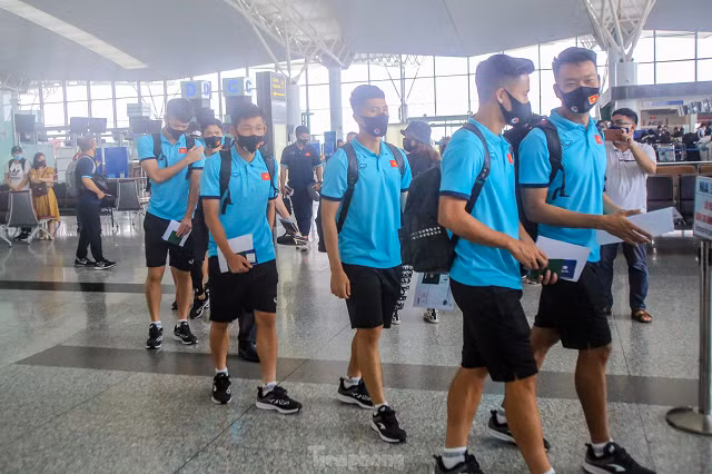 Khoảng 15h, đoàn ĐT Việt nam có mặt tại sân bay Nội Bài chuẩn bị đáp chuyên cơ riêng sang UAE vào lúc 16h10 hôm nay (26/5). 