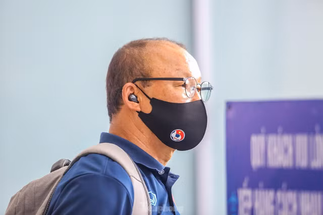 Trước đó, HLV Park chốt danh sách 30 cầu thủ, Trong đó có 28 cầu thủ nằm trong lực lượng 37 cầu thủ đang tập huấn tại Trung tâm đào tạo bóng đá trẻ Việt Nam. Hai cầu thủ còn lại là tiền vệ trẻ Nguyễn Hai Long từ ĐT U22 Việt Nam và thủ môn Đặng Văn Lâm, người sẽ di chuyển từ Nhật Bản sang UAE vào đầu tháng 6.