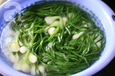 Hành chín vớt ra chậu nước đá lạnh cho hành xanh.