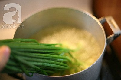 Hành củ chẻ đôi, luộc chín, khi luộc bạn nhúng phần đầu hành vào trước và lá vào sau để tóc hành không bị nát nhé!