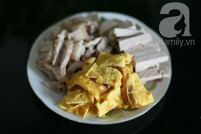 Thịt ba chỉ luộc chín thái chì, giờ lụa thái như thịt ba chỉ, trứng tráng thái hình chữ nhật cỡ 2x3cm.
