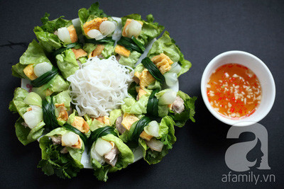 Cuốn rau mùi, húng, thịt, giò, trứng, bún vào trong lá xà lách, buộc hành xung quanh mỗi cuốn. Pha nước chấm chua ngọt với tỷ lệ 1 mắm : 1 đường : 5 nước : 1 nước cốt chanh, thêm tỏi ớt để chấm với rau cuộn.