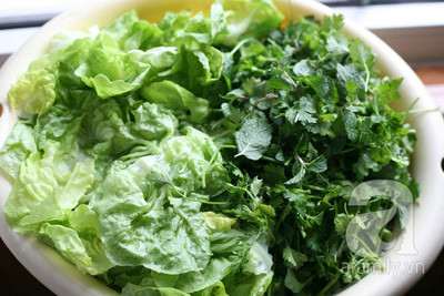Rau sống rửa sạch để ráo nước.