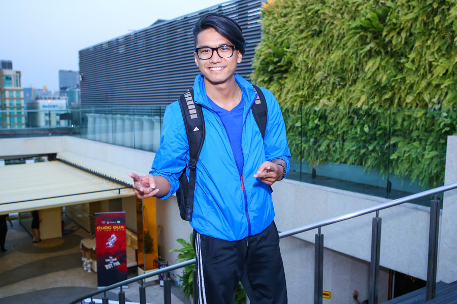 Minh Long từ đội Xám của mùa đua thứ 3 cùng " một nửa” của cặp đôi quán quân mùa 2 là người mẫu Thu Hiền.