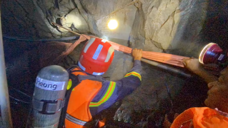 Cán bộ, chiến sĩ phải dùng máy bơm nước công suất lớn hút nước trong hầm; sau đó lặn tìm kiếm người bị nạn.