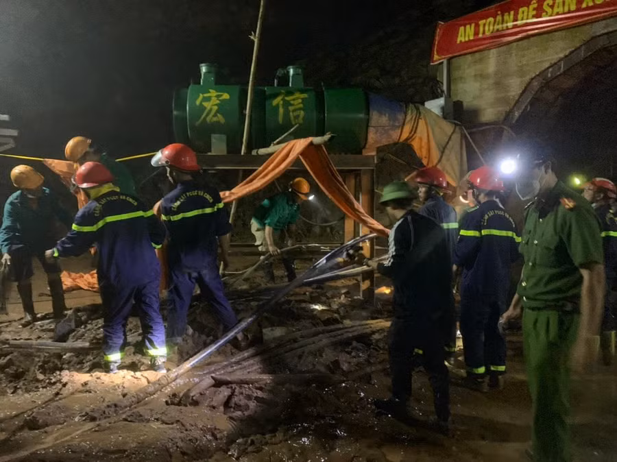 Nhân lực và hệ thống máy móc, phương tiện hoạt động suốt đêm.