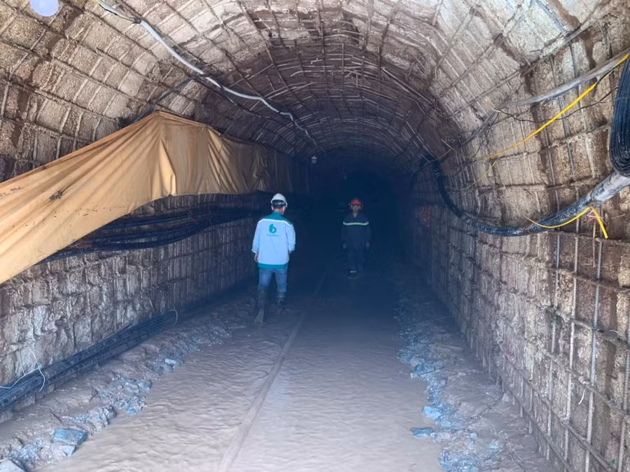 Hiện lượng nước và đất, đá trong hầm vẫn còn rất lớn, khiến công tác tìm kiếm gặp khó khăn.