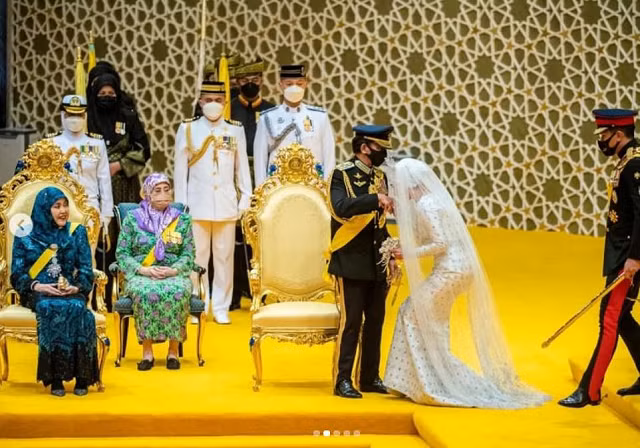 Công chúa chào đón Quốc vương.