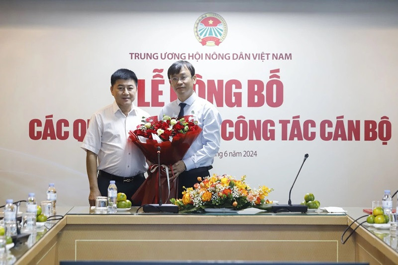 Nhà báo Phan Huy Hà- Phó Tổng Biên tập Thường trực, Chủ tịch Công đoàn Báo NTNN/điện tử Dân Việt tặng hoa chúc mừng.