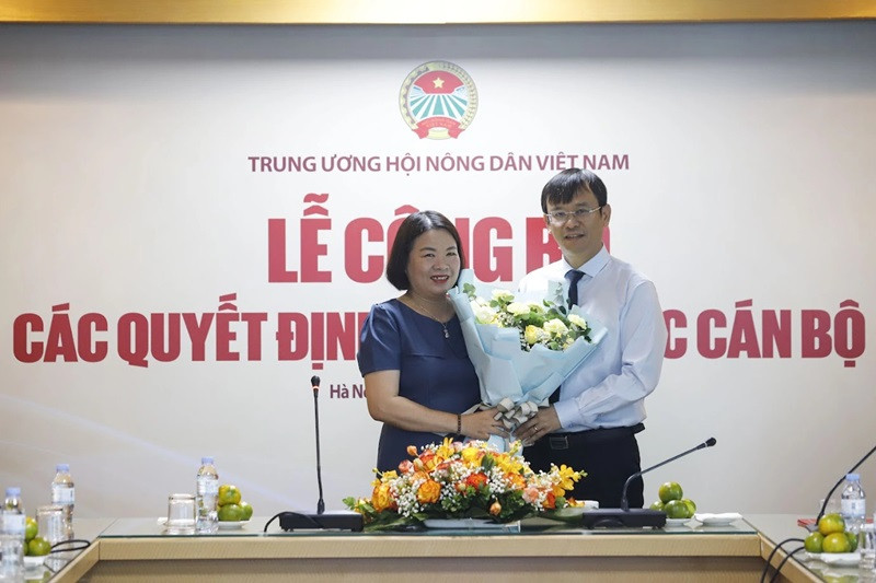 Đồng chí Nguyễn Thị Thanh Huyền- Tổng Biên tập Tạp chí Nông thôn mới tặng hoa chúc mừng.