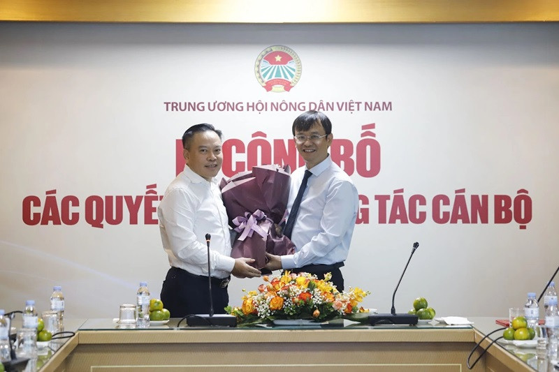 Nhà báo Lưu Quang Định- nguyên Tổng Biên tập Báo NTNN/điện tử Dân Việt tặng hoa chúc mừng.