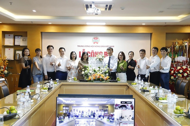 Các Ban, đơn vị thuộc Báo NTNN tặng hoa chúc mừng