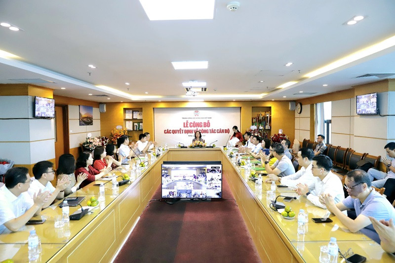 Toàn cảnh Lễ công bố các quyết định về công tác cán bộ của Thường trực Trung ương Hội Nông dân Việt Nam. Ảnh: P.Hưng