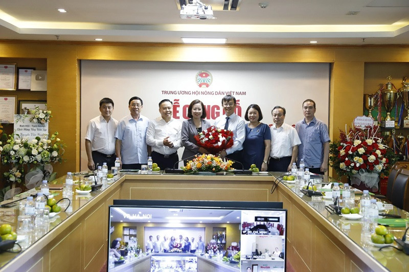 Phó Chủ tịch BCH Trung ương Hội Nông dân Việt Nam Bùi Thị Thơm và lãnh đạo các Ban, đơn vị Trung ương Hội tặng hoa chúc mừng Tổng Biên tập Nguyễn Văn Hoài.