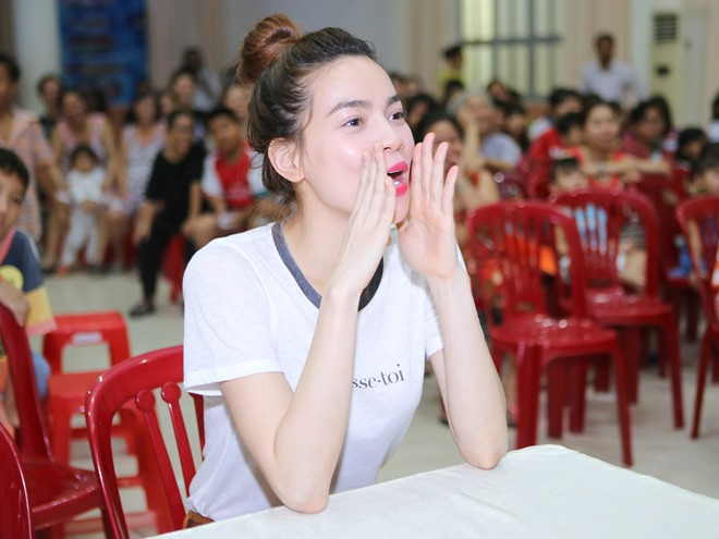 Cô chia sẻ: “Hiểu được ý nghĩa và quan trọng của Tết Trung Thu đối với các em nhỏ, hàng năm, tôi và ê-kíp muốn góp phần nhỏ, mang đến niềm vui và tiếng cười cho các bé". s
