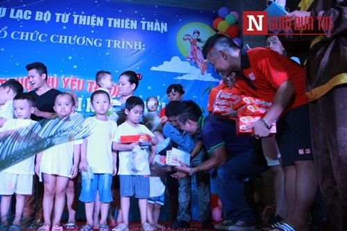 Ca sỹ Tuấn Hưng: Đem trung thu ‘tròn’ đến với những mảnh đời 