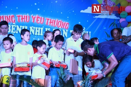 Ca sỹ Tuấn Hưng: Đem trung thu ‘tròn’ đến với những mảnh đời 