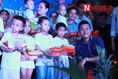 Ca sỹ Tuấn Hưng: Đem trung thu ‘tròn’ đến với những mảnh đời 