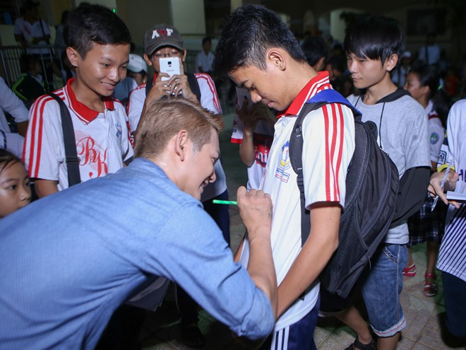 Sơn Ngọc Minh cũng nhận được nhiều sự yêu mến của hàng trăm khán giả và em nhỏ. Anh ký tên đến toát mồ hôi. s