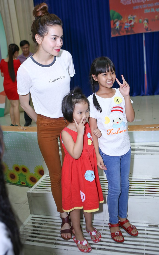 Hồ Ngọc Hà là một trong những nghệ sĩ tích cực trong các hoạt động thiện nguyện.Trước đó, nữ hoàng giải trí cũng có chuyến đi tương tự tại Hà Nội. Trong ảnh, cô nhiệt tình khi được các fan nhí vây quanh, xin chữ ký và chụp ảnh. s