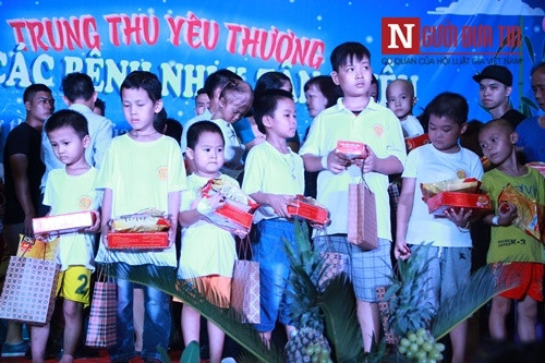 Ca sỹ Tuấn Hưng: Đem trung thu ‘tròn’ đến với những mảnh đời 