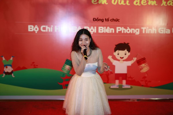 Văn Mai Hương vui trung thu cùng trẻ em vùng cao ở Gia Lai 6