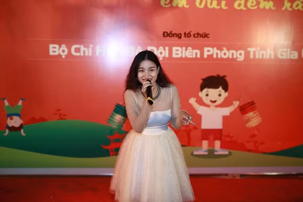 Văn Mai Hương vui trung thu cùng trẻ em vùng cao ở Gia Lai 6