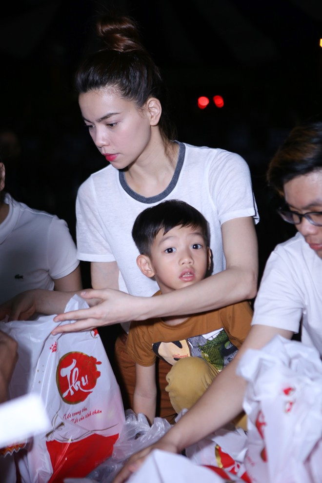 Tối 24/9, Hồ Ngọc Hà cùng các ca sĩ đàn em và FC có 2 chuyến đi Cần Giờ và Nhà Bè để tặng quà Trung thu đến các em nhỏ. Lần này, nữ ca sĩ đưa con trai Subeo đi cùng. s