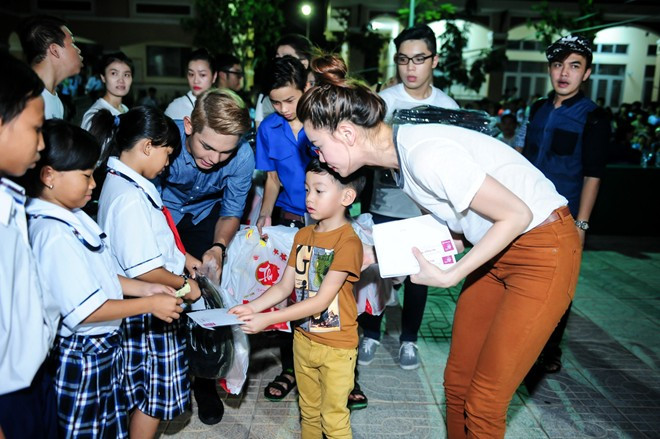 Nhóc tỳ Subeo cũng giúp mẹ gửi tặng những phần quà đến các anh chị. Hình ảnh cậu bé lễ phép gửi quà bằng hai tay khiến nhiều người khen ngợi. s