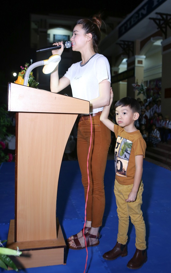 Khi mẹ phát biểu trên sân khấu, Subeo cũng đòi bà ngoại cho lên sân khấu đứng sát bên. s