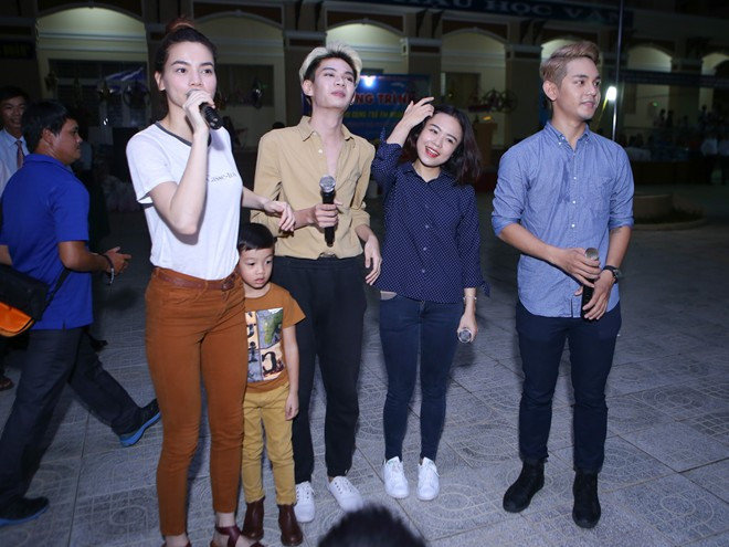 Subeo ban đầu có phần rụt rè do ở chốn đông người. Sau đó cậu nhóc nhanh chóng bắt nhịp cùng mẹ. s