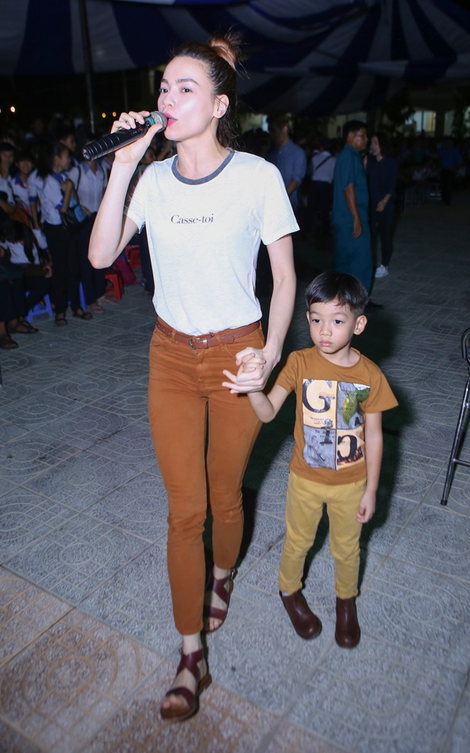 Subeo cùng mẹ và ca sĩ Thái Trinh, Đào Bá Lộc, Sơn Ngọc Minh di chuyển khắp sân trường để giao lưu, ca hát với những em nhỏ. s