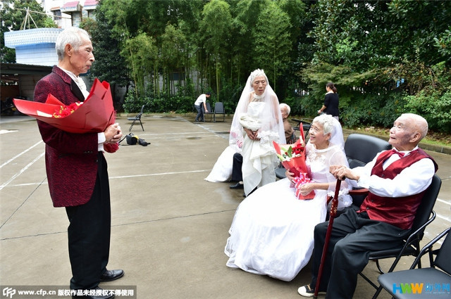 Chùm ảnh 22 cặp vợ chồng già hạnh phúc trong ngày 