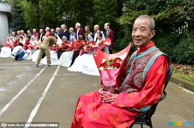 Chùm ảnh 22 cặp vợ chồng già hạnh phúc trong ngày 