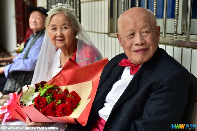 Chùm ảnh 22 cặp vợ chồng già hạnh phúc trong ngày 