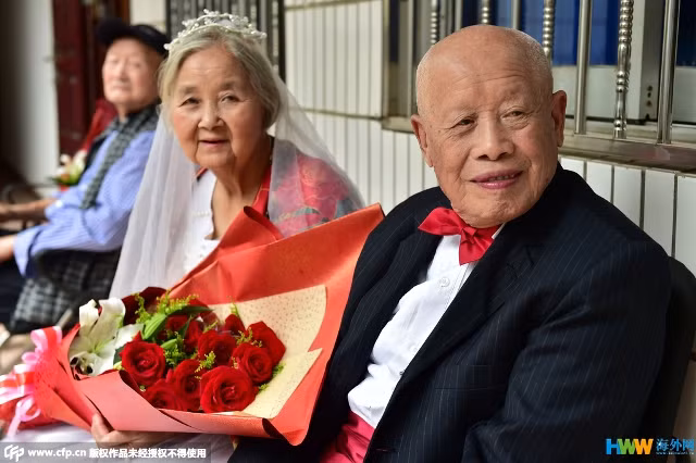 Chùm ảnh 22 cặp vợ chồng già hạnh phúc trong ngày 