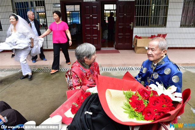 Chùm ảnh 22 cặp vợ chồng già hạnh phúc trong ngày 