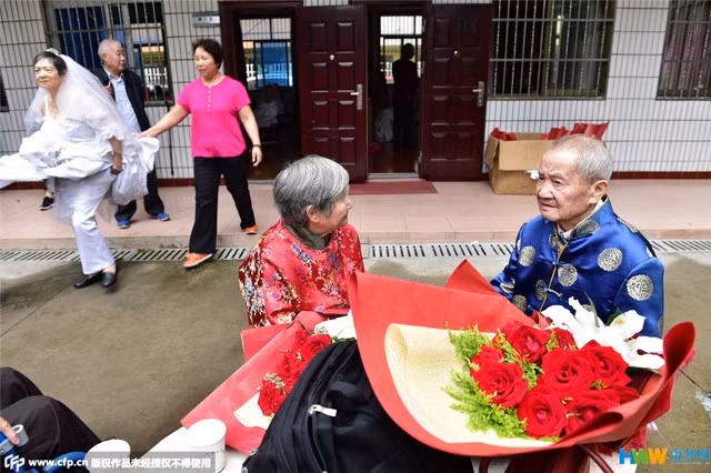 Chùm ảnh 22 cặp vợ chồng già hạnh phúc trong ngày 