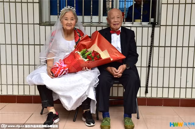 Chùm ảnh 22 cặp vợ chồng già hạnh phúc trong ngày 