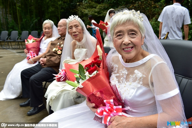 Chùm ảnh 22 cặp vợ chồng già hạnh phúc trong ngày 